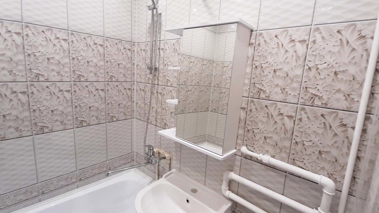 Ванна обделана панелью. Панели для ванной комнаты. Панели ПВХ В ванную. Отделка ванной комнаты панелями ПВХ. Пластиковые панели в ванную.