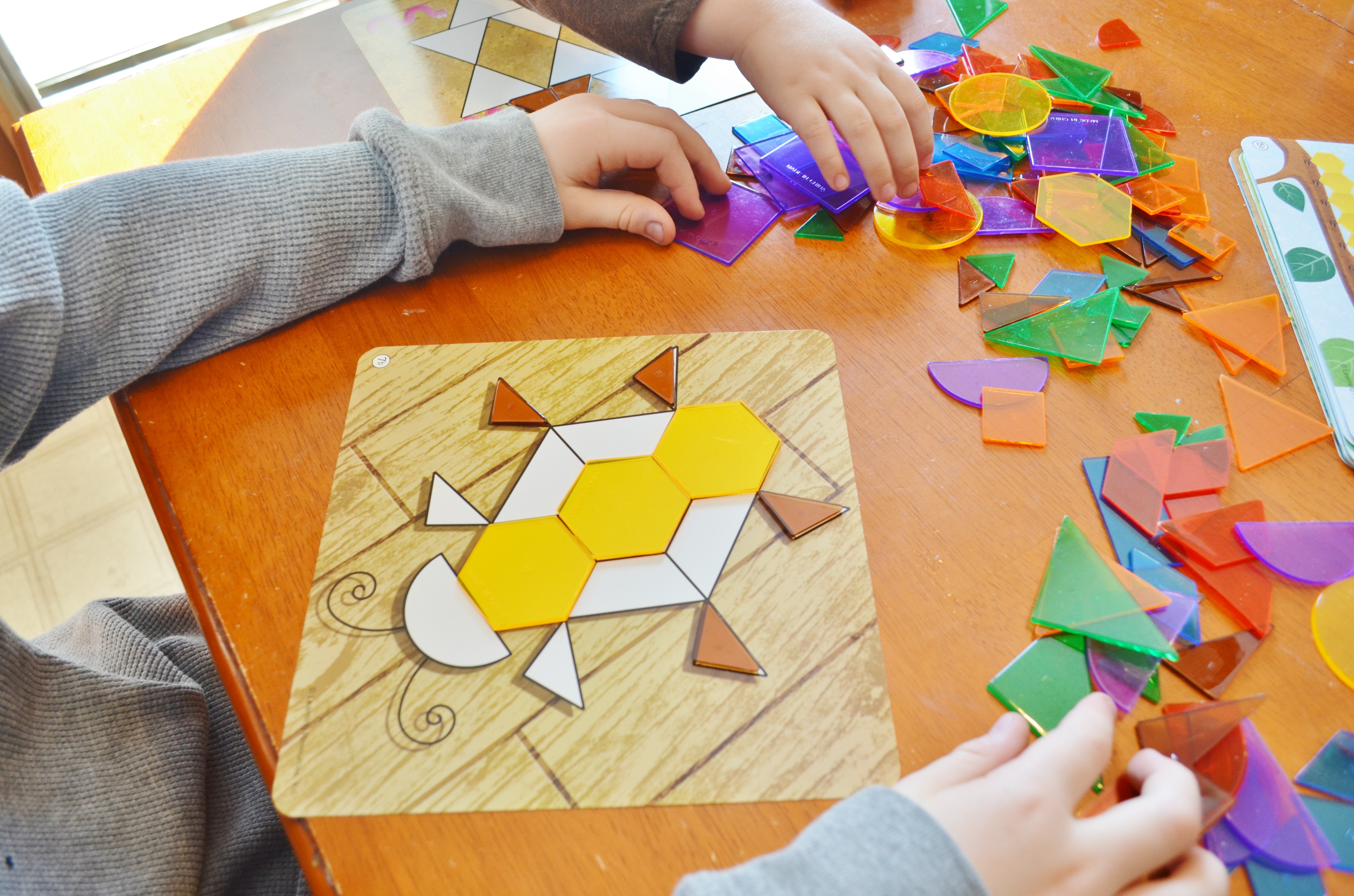 Развивающая игра фигуры. Геометрические мозаики. Геометрическая мозаика для детей. Геометрические мозаики для дошкольников. Мозаика геометрические фигуры.