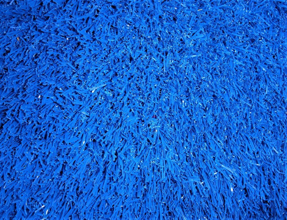 Синий 20 2 купить. Искусственная трава Deko 20. Искусственный газон разноцветный. Искусственный газон синий. Цветная искусственная травка.